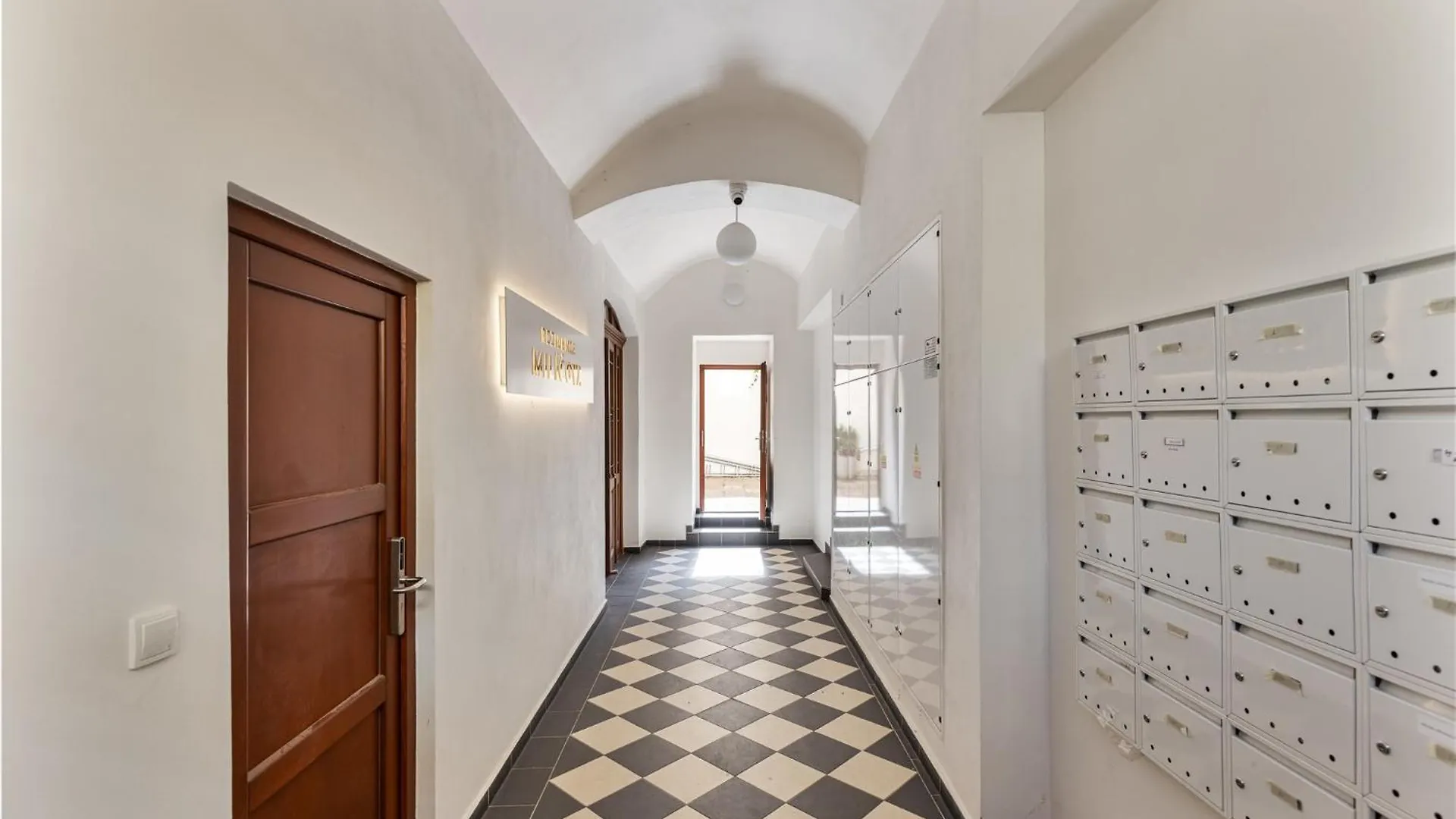 Stay2Gether - Green Oasis - Main Train Station Praag Appartement